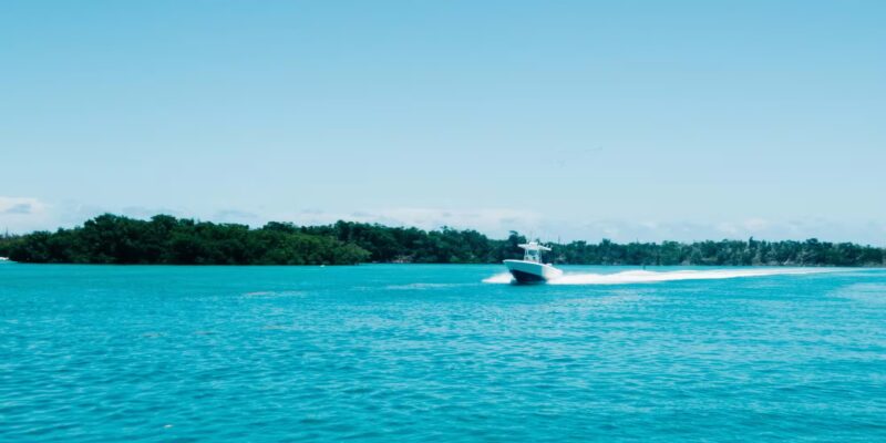 Florida keys stock island kleines mootorboot im meer