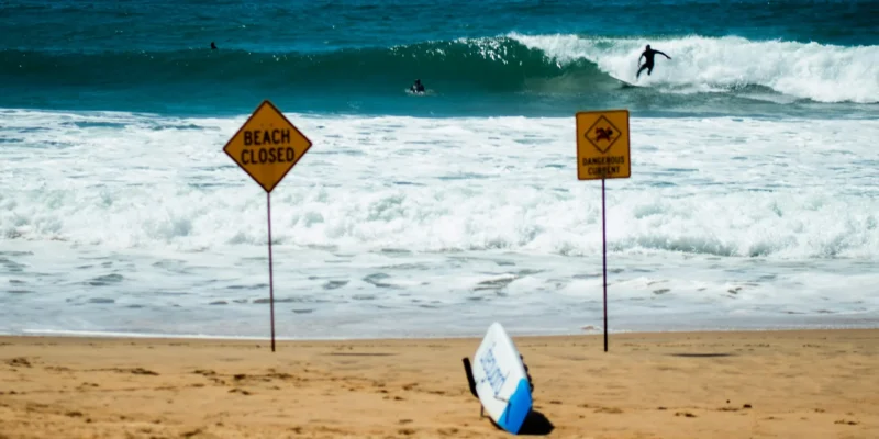 Long reef beach mit warnschildern